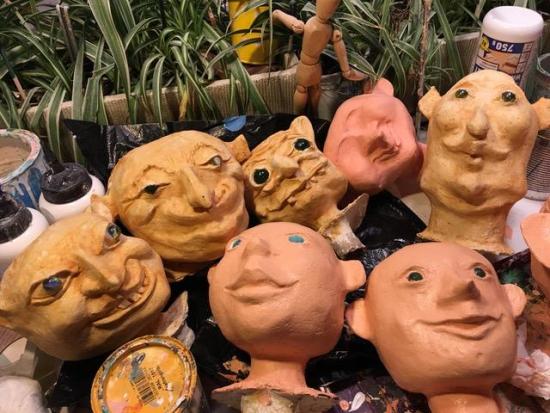 Têtes de personnages en cours de création