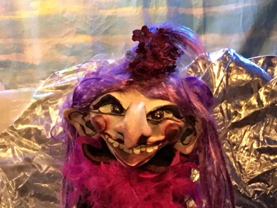 Sorcière à cheveux mauves sur fond doré, de face