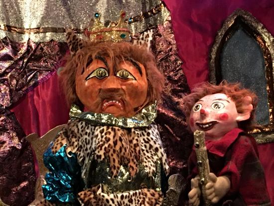 Le Roi-Tigre triste dans sa chambre avec Tom