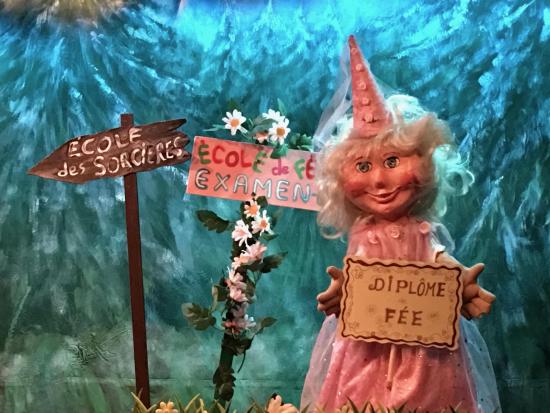 Fée qui présente son diplôme, forêt