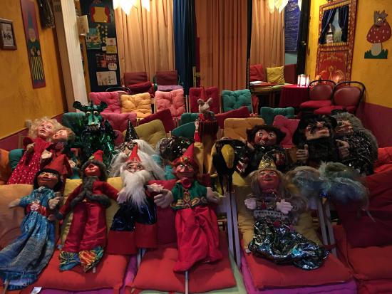 Salle de spectacle avec des marionnettes en guise de spectateurs