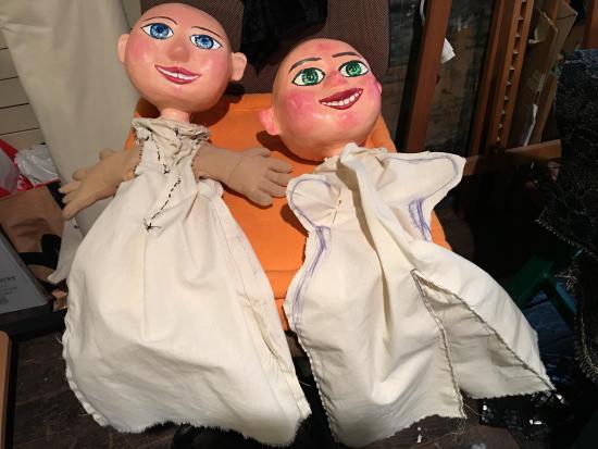Deux marionnettes de fillettes sur la table de l'atelier