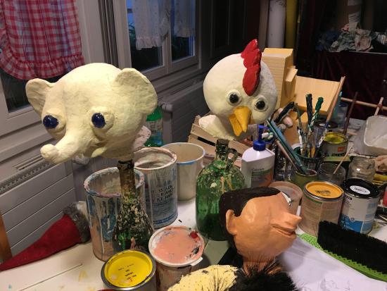 Marionnettes en cours de création sur la table de l'atelier: Souriphant, Poulette et une tête de garçon