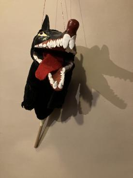 Tête de loup avec un langue rouge et de grandes dents