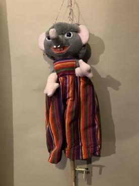 Souris avec une trompe d'éléphant vêtue d'un habit à rayures à dominante rouge