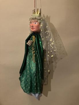 Fée habillée d'une longue robe verte, coiffée d'une couronne et portant un voile transparent avec des décorations dorées