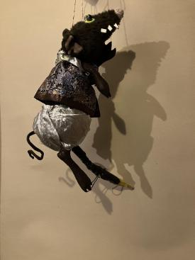 Rat vêtu d'une culotte grise et d'une veste brune à motifs