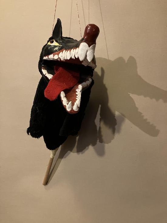 Tête de loup avec un langue rouge et de grandes dents