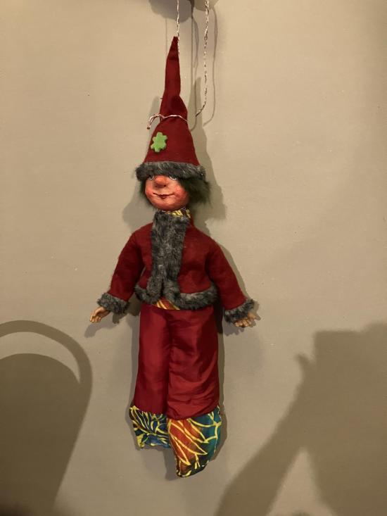 Lutin avec un chapeau pointu et un habit rouge