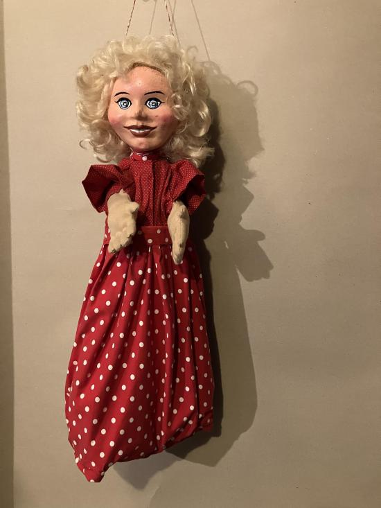 Jeune fille vêtue d'une robe rouge à pois, vue de face