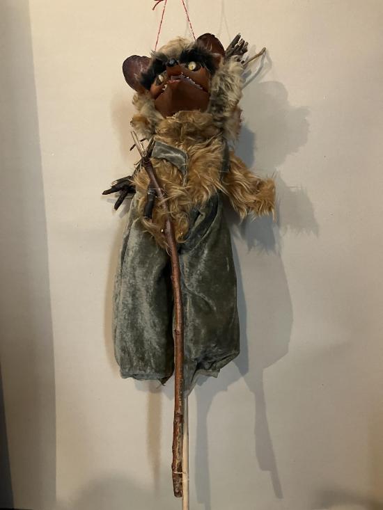 Renard vêtu d'une salopette grise