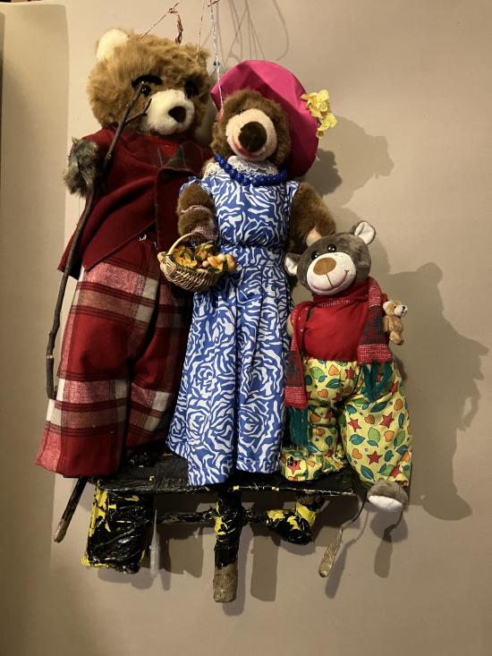Ours vêtu d'un pantalon et d'une veste, oursonne vêtue d'une robe et ourson vêtu d'un pantalon, d'un pull et d'une écharpe
