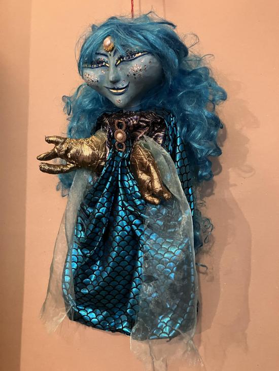 Sirène souriante au visage et cheveux bleus, vêtue d'une robe bleue