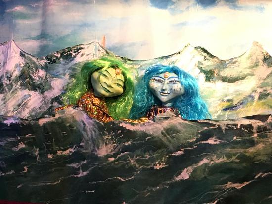 Deux sirènes à la surface de la mer, dans les vagues