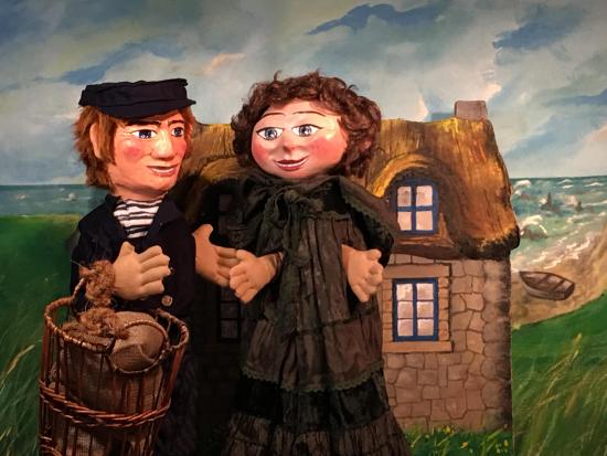 Les parents de Titouan et Toinette prêts au départ, devant leur maison