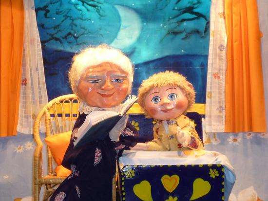 Ptilou et Grand-Mère Rose dans la chambre, la lune par la fenêtre