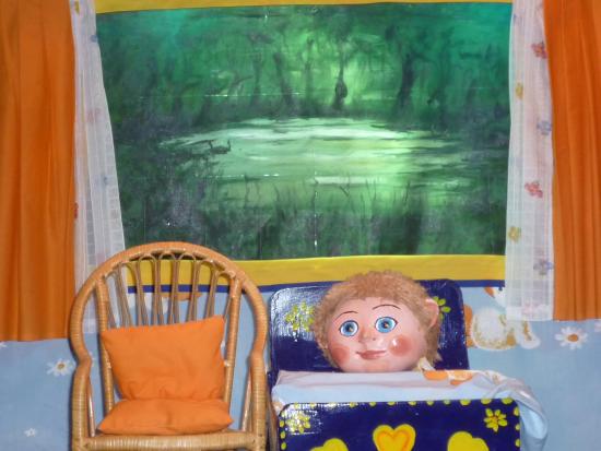 Ptilou dans la chambre, vue sur l'étang par la fenêtre