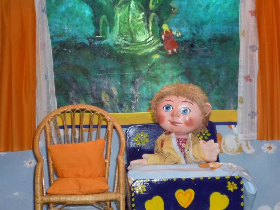 Ptilou dans la chambre, vue sur la forêt et Blanche-Lune par la fenêtre