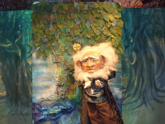 Le génie de la forêt bleue devant un arbre