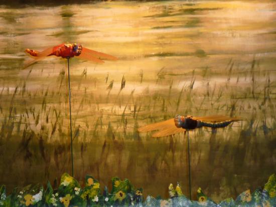 Deux libellules volent sur l'étang