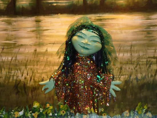 Ondine devant l'étang