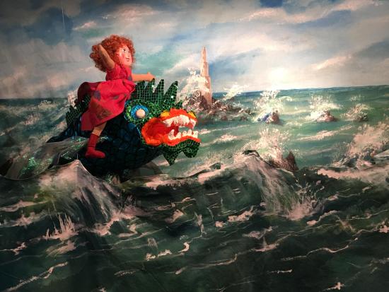 Toinette sur le dos du dragon des mers vogue vers l'île au phare