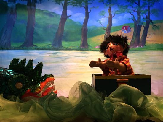 Tibougon sur la rivière dans sa barque, un dragon lui barre la route