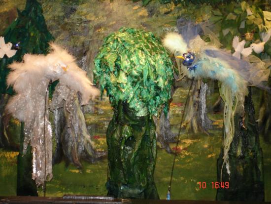 L'oiseau du Nord, blanc, et l'Oiseau de l'Ouest, bleu pâle, aux côtés de Petit-Arbre