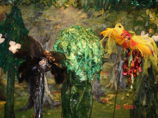 L'oiseau de l'Est, brun, et l'Oiseau du Sud, rouge et jaune, aux côtés de Petit-Arbre