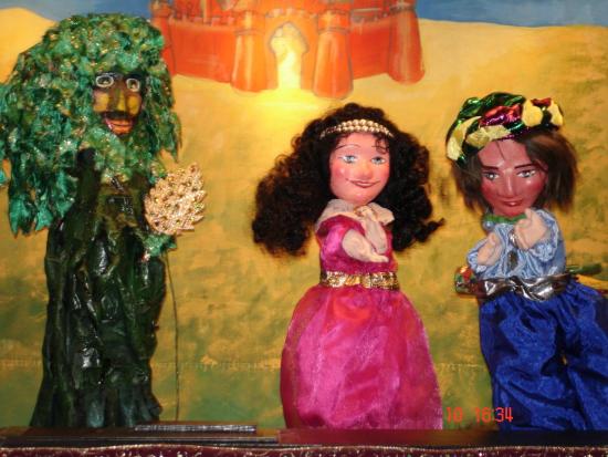 Guillaume le peintre et Isabelle la princesse à côté de Petit-Arbre. Désert et citadelle au fond