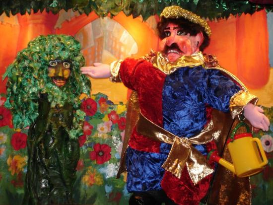 Le Roi-Géant heureux à côté de Petit-Arbre et entouré de fleurs