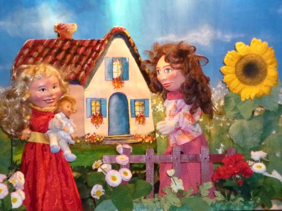 Boucle d'Or et sa maman devant la maison