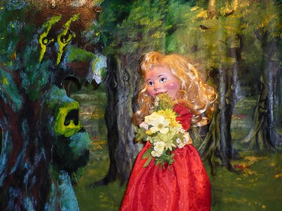 Boucle d'or dans la forêt, près d'un arbre à l'air menaçant