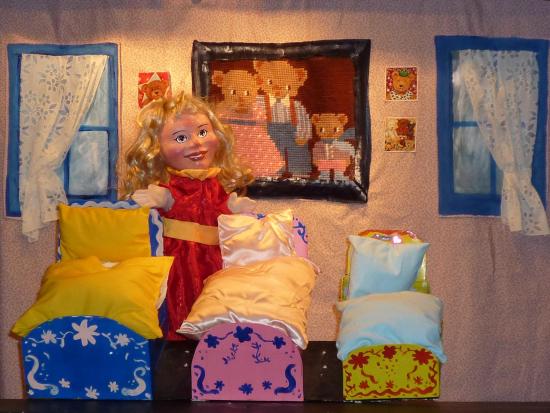 Boucle d'Or dans la chambre à coucher des ours, 3 lits, portraits de la famille ours aux murs