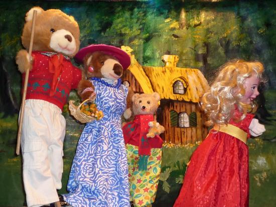 Boucle d'Or suivie par les 3 ours dans la forêt, devant la maison des ours