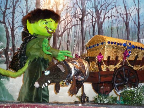 Garougriffou dans la forêt, à côté du char qui transporte un coffre