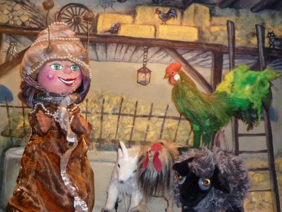 Margote, la chèvre naine, le mouton, la poule et le coq dans l'étable