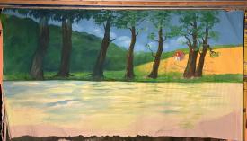 Rivière, rivage boisé, maison à l'arrière-plan