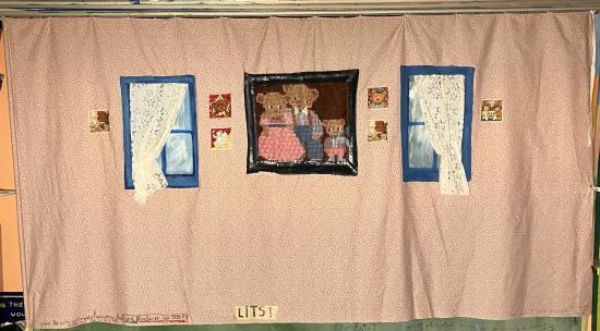 Mur d'une chambre avec fenêtres et portraits de la famille d'ours