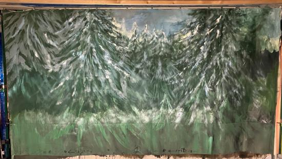 Forêt de sapins verts foncés enneigés, ciel noir au-dessus